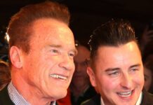 Andreas Gabalier (r.) hat Arnold Schwarzeneggers Lederjacke ersteigert.