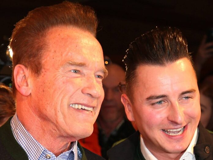 Andreas Gabalier (r.) hat Arnold Schwarzeneggers Lederjacke ersteigert.