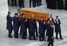 Die Trauerfeier für Benedikt XVI. hat in Rom begonnen.