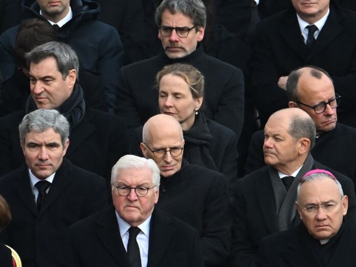 Deutsche Spitzenpolitiker wohnen der Trauerzeremonie von Benedikt XVI. im Vatikan bei