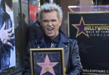 In gewohnter Pose feierte Rocker Billy Idol seinen Stern auf dem Walk of Fame.