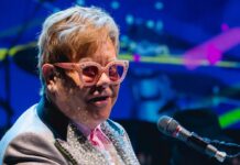 Elton John verabschiedet sich ausgiebig.