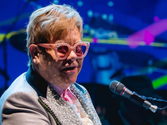 Elton John verabschiedet sich ausgiebig.