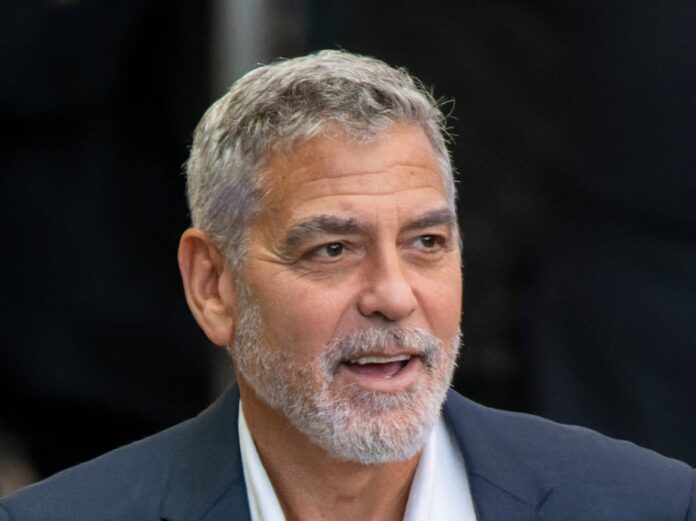 George Clooney trägt sein graues Haar mit gewissem Stolz seit vielen Jahren.