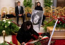Italienerinnen und Italiener können sich in Rom an ihrem Sarg von Gina Lollobrigida verabschieden.