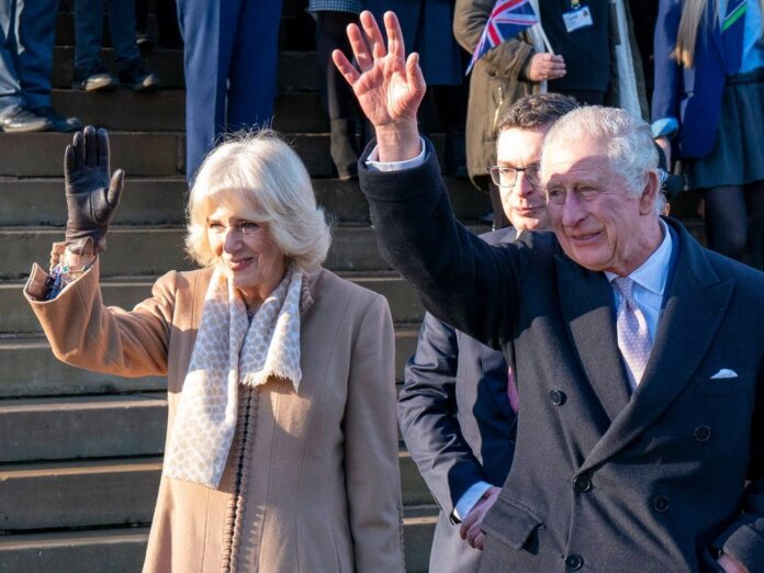 König Charles III. und Königsgemahlin Camilla werden in Bolton begrüßt.