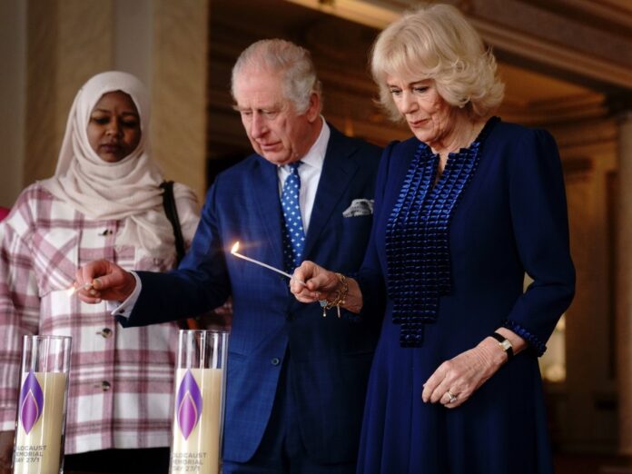König Charles III. und Camilla zünden im Buckingham-Palast Kerzen für die Holocaust-Opfer an.