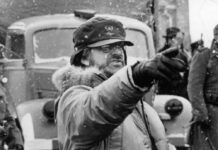 Regisseur Steven Spielberg bei den Dreharbeiten zum Schwarz-Weiß-Film "Schindlers Liste" (1993).
