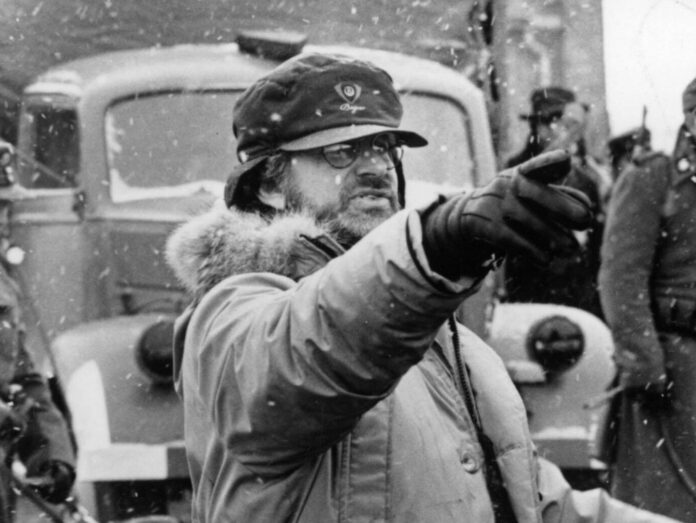 Regisseur Steven Spielberg bei den Dreharbeiten zum Schwarz-Weiß-Film 