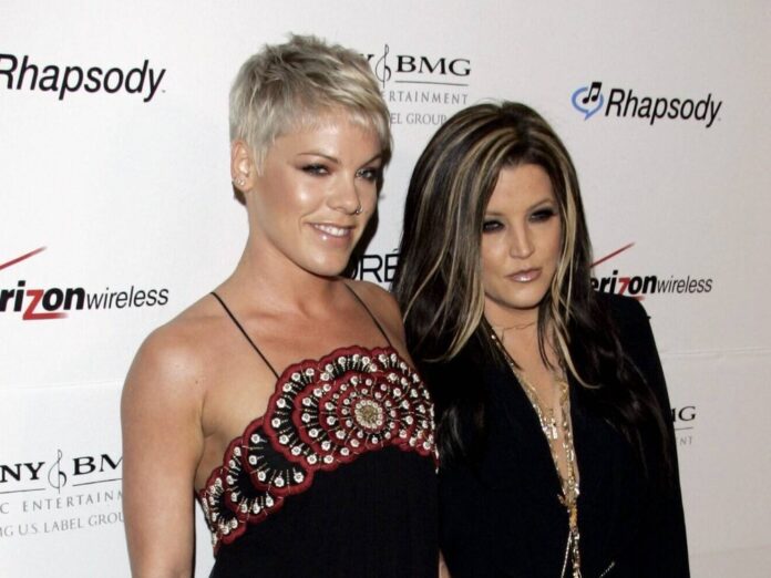 Sängerin Pink (l.) und Lisa Marie Presley standen gemeinsam auf dem roten Teppich.