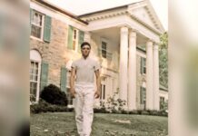 Elvis Presley im Jahr 1957 in Graceland wenige Monate nachdem er das Anwesen in Memphis erworben hatte.