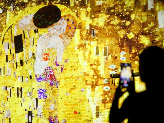 Gustav Klimts Werke sind von Weltrang - und bis April überlebensgroß auf einer immersiven Ausstellung zu betrachten.