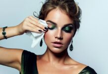 Abschminken ist essentiell für die Haut: Aufwendiges Make-up lässt sich in wenigen Schritten leicht entfernen.