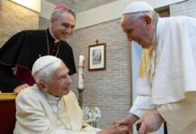 Papst Franziskus (r.) bei einem Treffen mit Benedikt XVI. im Sommer 2022.