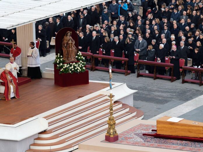 Abschied von Benedikt XVI. im Vatikan.