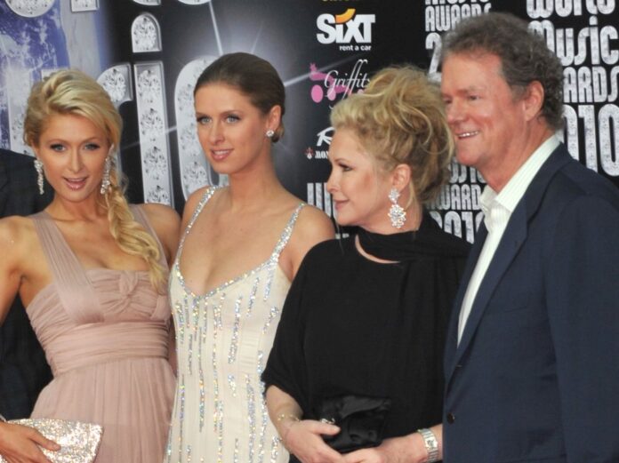 Paris Hilton mit Schwester Nicky Rothschild und ihren Eltern Kathy und Richard Hilton (v.l.) bei einer Veranstaltung.