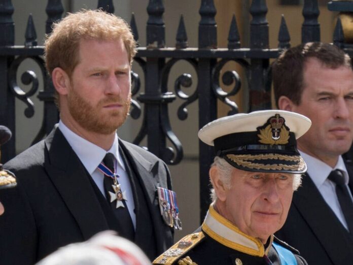 Prinz Harry (l.) wünscht sich eine Versöhnung mit seinem Vater König Charles III. (Mitte) und seinem Bruder Prinz William.