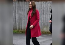 Prinzessin Kate wählte für ihre Wohltätigkeitarbeit einen fuchsiafarbenen Mantel.