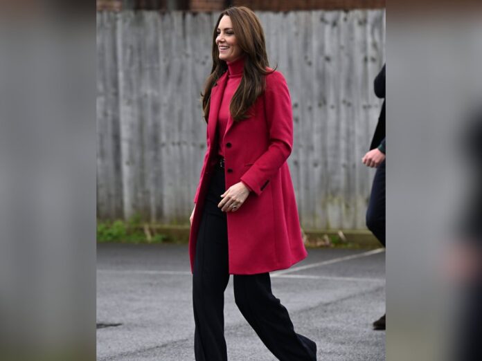 Prinzessin Kate wählte für ihre Wohltätigkeitarbeit einen fuchsiafarbenen Mantel.