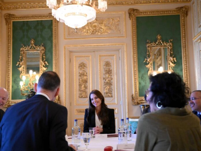Prinzessin Kate im Green Drawing Room mit ihren Beratern.