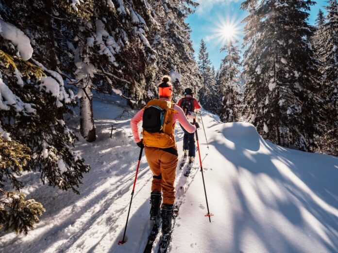 Eine Woche Urlaub im Schnee bietet viele Möglichkeiten für Outdoor-Sportaktivitäten: Das muss für Skitouren