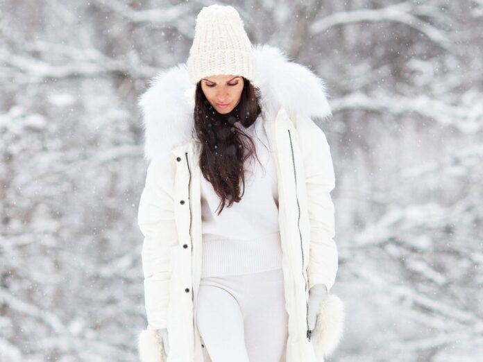 Weiße Jacken sind diesen Winter in sämtlichen Läden zu finden.