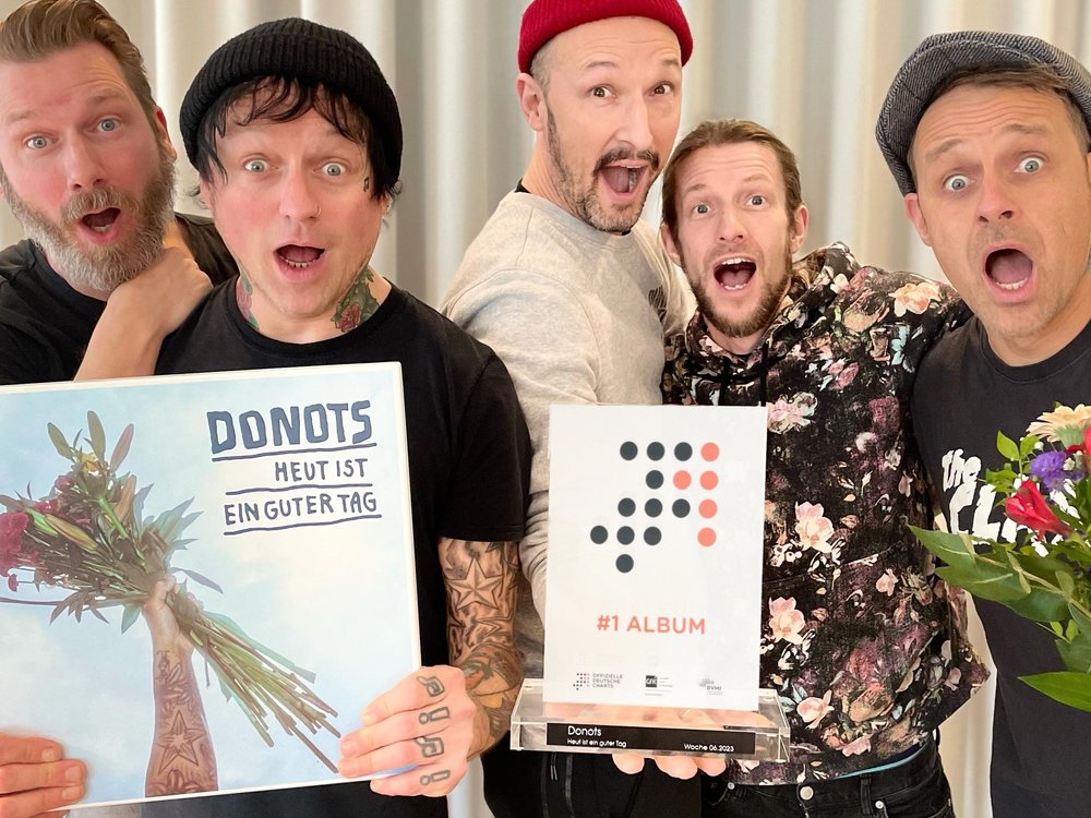 Donots mit dem "Nummer 1 Award" der Offiziellen Deutschen Charts.