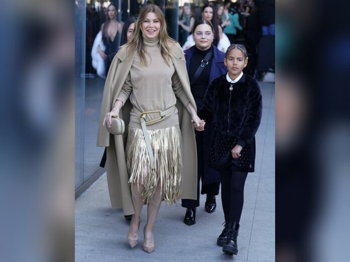 Ellen Pompeo und Tochter Sienna auf dem Weg zur Michael Kors Show.