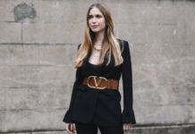 Die dänische Mode-Bloggerin und Influencerin Pernille Teisbaek setzt mit einem braunen Taillengürtel einen starken Fokus auf ihre Körpermitte.