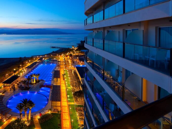 Meerblick mit gutem Preis-Leitungsverhältnis bietet z.B. das Venosa Beach Resort & Spa.