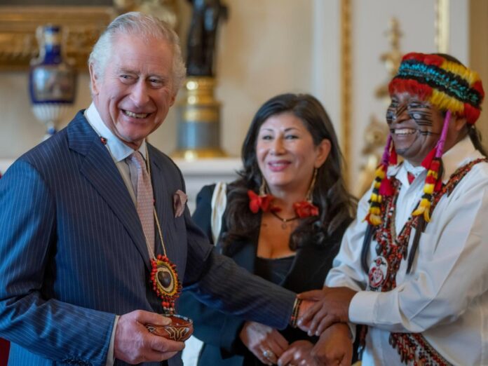 Der Anführer eines indigenen Stammes überreichte Charles eine selbstgemachte Kette.