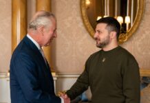 König Charles III. begrüßt den ukrainischen Präsidenten Wolodymyr Selenskyj im Buckingham Palast.