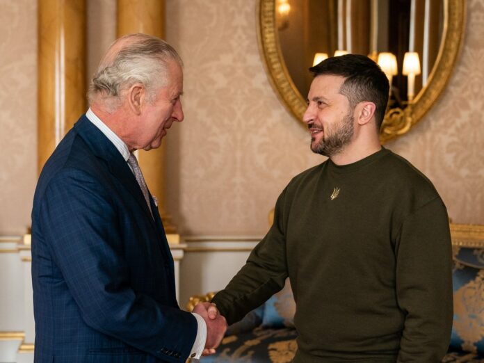 König Charles III. begrüßt den ukrainischen Präsidenten Wolodymyr Selenskyj im Buckingham Palast.