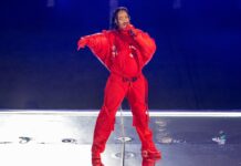 Rihanna ganz in Rot mit deutlich sichtbarem Babybauch bei der diesjährigen Super-Bowl-Halbzeitshow.