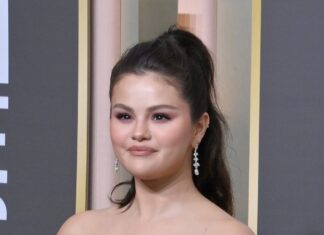 So kennt man Selena Gomez in aller Regel: perfekt gestylt und stark geschminkt.