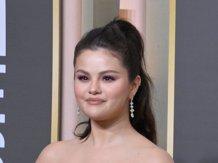 So kennt man Selena Gomez in aller Regel: perfekt gestylt und stark geschminkt.