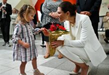 Süßer Moment: Ein Mädchen überreicht Victoria von Schweden im Nationalmuseum von Canberra Blumen.