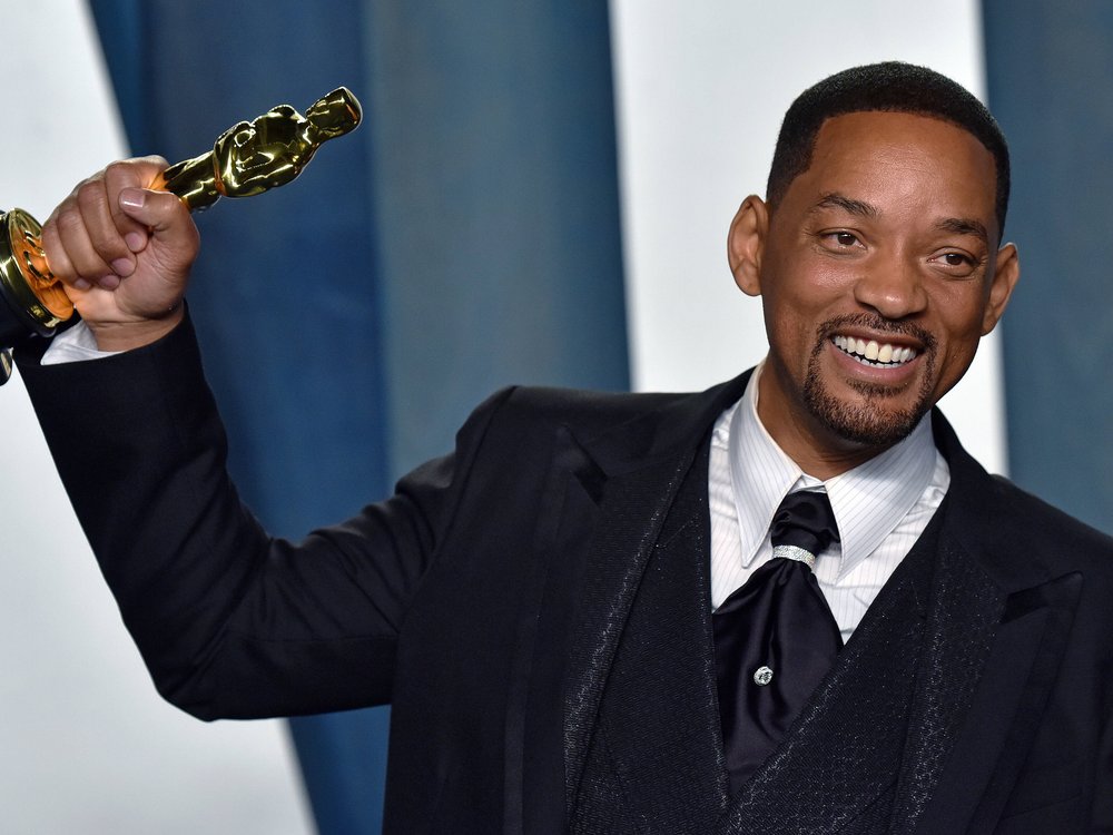 Nach seiner berüchtigten Ohrfeige durfte Will Smith seinen Oscar als "Bester Hauptdarsteller" auf der Bühne in Empfang nehmen.