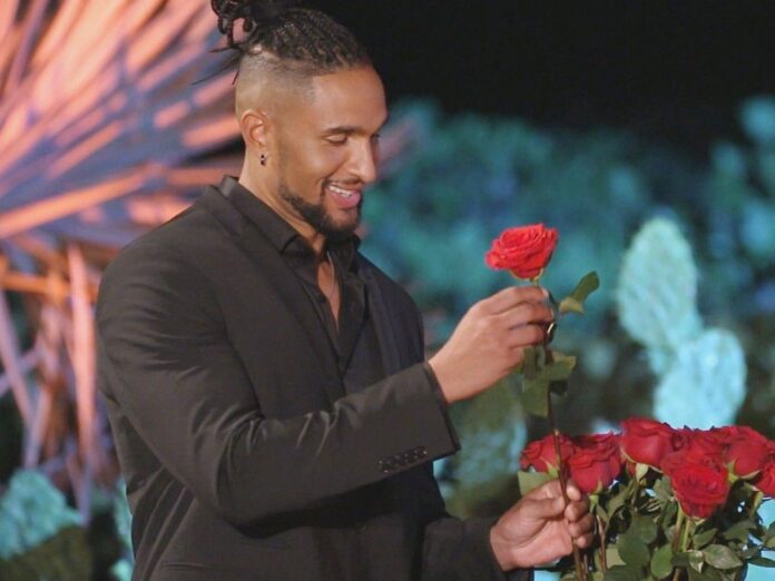 Der neue Bachelor verteilt die ersten Rosen: David Jackson.