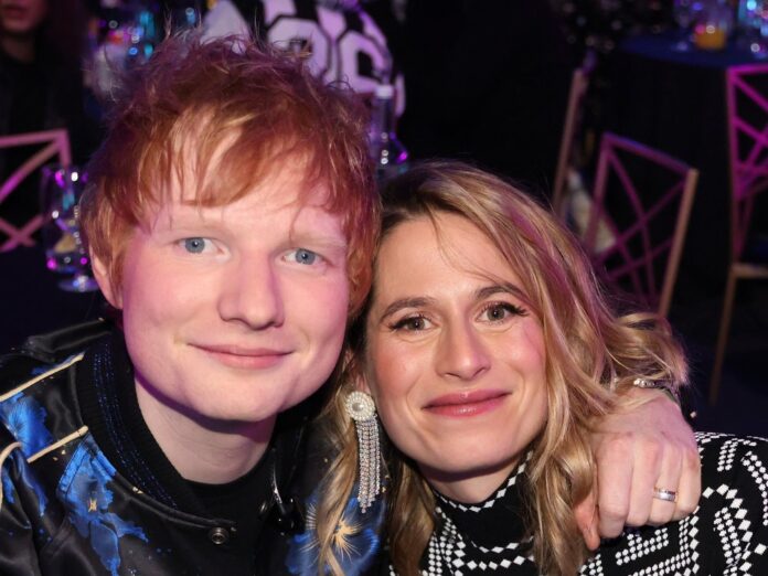 Ed Sheeran mit seiner damals schwangeren Frau Cherry Seaborn im Februar 2022.