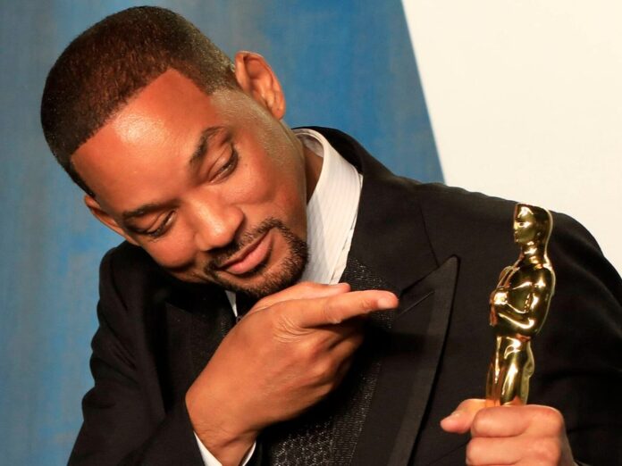 Als ob nichts gewesen wäre: Will Smith nach der Ohrfeige mit dem Oscar.