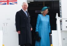 König Charles III. und seine Ehefrau Camilla beim Verlassen ihres Flugzeugs am Berliner Flughafen.