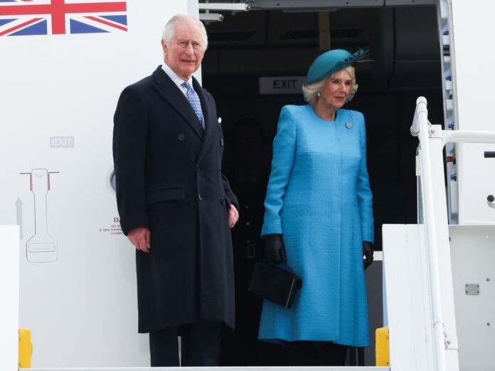 König Charles III. und seine Ehefrau Camilla beim Verlassen ihres Flugzeugs am Berliner Flughafen.