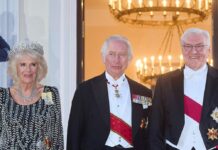 König Charles III. zwischen Königsgemahlin Camilla und Bundespräsident Frank-Walter Steinmeier vor dem Schloss Bellevue.