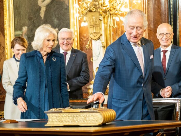 König Charles III. und Königsgemahlin Camilla haben sich nun auch im Goldenen Buch der Stadt Hamburg verewigt.