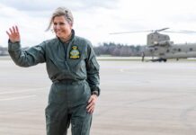 Königin Máxima der Niederlande vor einem Chinook-Hubschrauber.