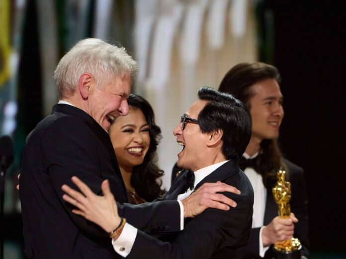 Harrison Ford (l.) und Ke Huy Quan freuen sich über ihr Wiedersehen.