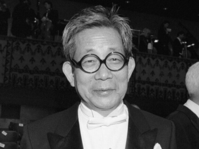 Kenzaburō Ōe (1935-2023) bei der Verleihung des Nobelpreises 1994.