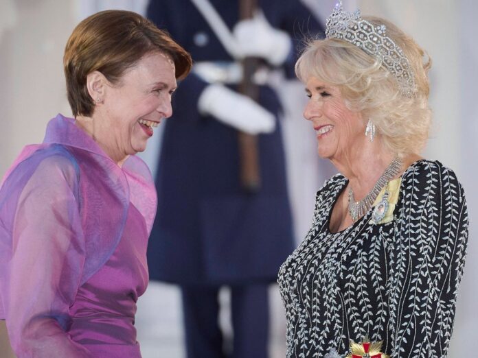 Haben sichtlich Spaß miteinander: Queen Consort Camilla (r.) und die Gattin von Bundespräsident Frank-Walter Steinmeier