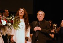 Andrew Lloyd Webber umgeben vom "Das Phantom der Oper"-Cast und Ex-Frau Sarah Brightman (l.).